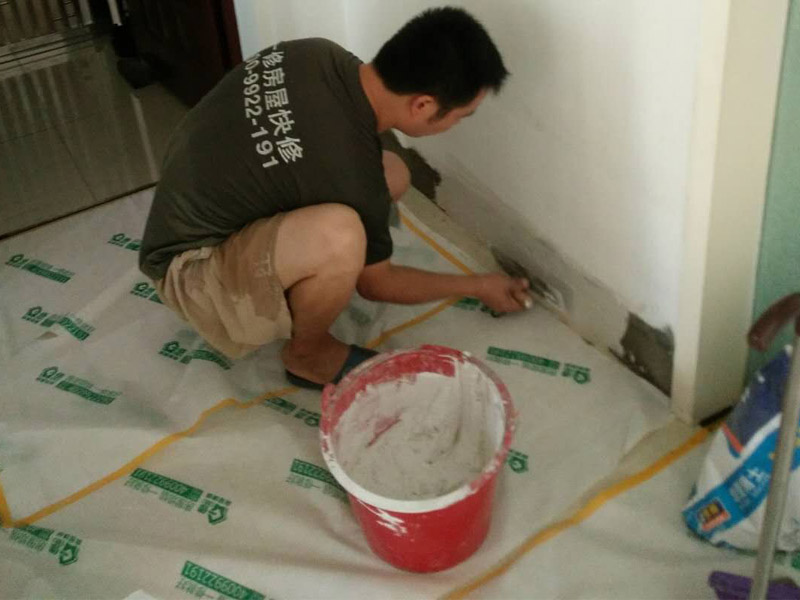 踢腳線維修方案：1.鉆孔：鉆孔前要觀察好水電的布線走向，以防出錯。鉆孔的間隔不能太大，不然踢腳線難以貼住墻面。鉆孔的間隔應(yīng)在40cm左右，接口處的間隔應(yīng)小一點。將小木條釘入剛才打好的孔中。2.固定：固定踢腳線前要對墻面進(jìn)行平整、清理，不然踢腳線安裝上去后，不能完全貼緊墻面，會留下難看的縫隙。3.邊角處理：墻角處，踢腳線相交的地方，踢腳線的邊緣要進(jìn)行45度角的裁切，這樣接口處就不會留下難看的痕跡。將裁切好的踢腳線進(jìn)行固定。4.踢腳線安裝要點： 固定踢腳線的釘子要用專門的螺紋釘，這樣的固定效果更好，不易松動。大家要注意廠商是否偷工減料的。