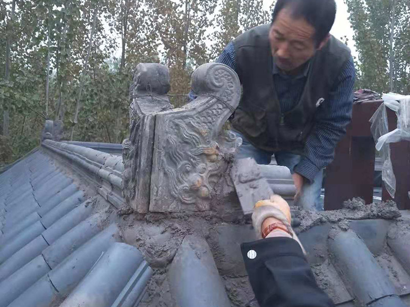 屋頂裝飾瓦安裝：做仿古瓦屋脊一般有三種方法：第一、像作平瓦屋脊一樣，將瓦一片一片地從一個(gè)山頭鋪筑到另一個(gè)山頭;第二、將瓦片斜成一定的角度并擠緊，有山頭向中間筑脊;第三、先在兩山頭各平放一疊瓦封頭。具體做脊時(shí)，一般先在靠近屋脊兩邊的坡屋面上先鋪筑5-6張仰瓦作為分垅的標(biāo)準(zhǔn)，屋脊筑完成后用混合砂漿或紙筋灰將屋脊背及瓦垅的縫堵塞密實(shí)、壓緊抹光。