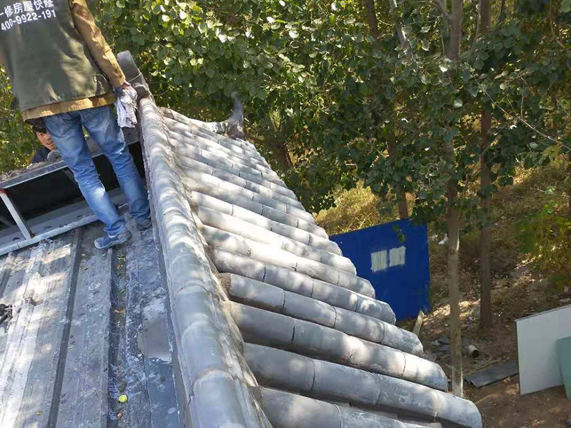 屋頂裝飾瓦安裝：做仿古瓦屋脊一般有三種方法：第一、像作平瓦屋脊一樣，將瓦一片一片地從一個(gè)山頭鋪筑到另一個(gè)山頭;第二、將瓦片斜成一定的角度并擠緊，有山頭向中間筑脊;第三、先在兩山頭各平放一疊瓦封頭。具體做脊時(shí)，一般先在靠近屋脊兩邊的坡屋面上先鋪筑5-6張仰瓦作為分垅的標(biāo)準(zhǔn)，屋脊筑完成后用混合砂漿或紙筋灰將屋脊背及瓦垅的縫堵塞密實(shí)、壓緊抹光。