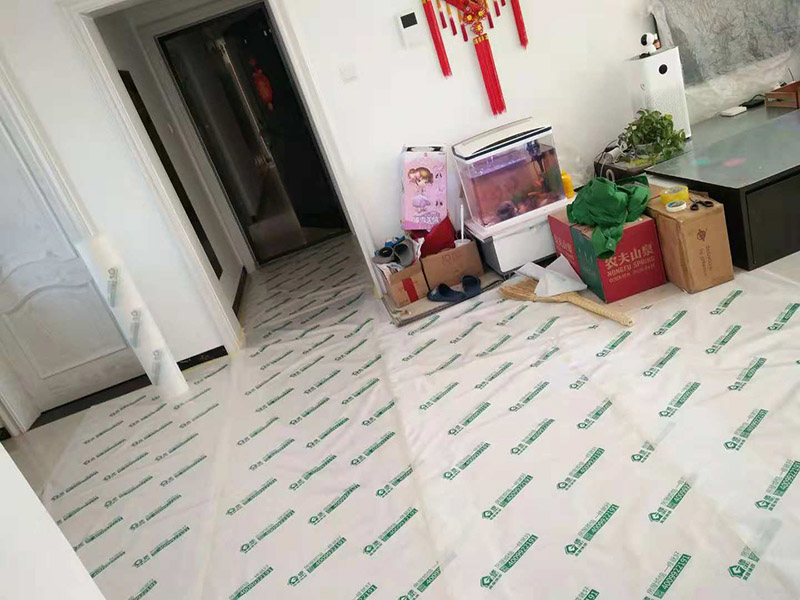 整體衛(wèi)生間翻新：1.衛(wèi)生間的墻面一定要做30cm的防水涂料，避免積水浸透墻面。如果衛(wèi)生間的墻面是輕體墻的話可以把整個墻面都涂上防水涂料。其次兩扇式的淋浴屏它的兩面墻都要涂上防水涂料。 2.瓷磚不僅可以避免潮濕的侵蝕，而且還可以保護墻面，所以墻面可以鋪貼滿瓷磚。其次瓷磚的墻面還可以長久保持整潔和美觀，同時吊頂?shù)恼趽醪糠忠惨么纱u鋪貼滿，這樣才能更好的保護好整個墻面。 3.如果是把原來的地面打掉的話，一定要對地面進行找平處理和防水處理，這樣才能防止在以后的使用中出現(xiàn)滲漏的現(xiàn)象。其次地面的接縫和排水管處一定要用防水涂料涂刷到位。