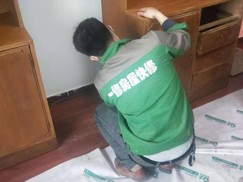 家具刷漆翻新：舊家具刷漆的方法比較簡單，但是在刷漆之前要對原來的表面進行打磨，將原有的漆面去掉，可以用砂布進行。翻新舊家具有很多需要注意的問題，首先是顏色的選擇，最好選擇和舊家具原有的顏色一致或者相近的顏色，不然翻新的效果可能不是很好。油漆的選擇也比較重要，因為家具翻新一般都是在室內(nèi)進行，所以一定要選擇環(huán)保的油漆，以免對室內(nèi)的環(huán)境造成污染。