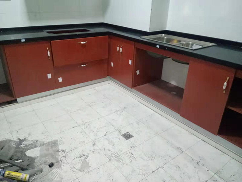 櫥柜門維修安裝：櫥柜門和櫥柜之間不是越緊密越好，安裝的時候要注意留有一定的空隙，這樣才不會影響使用，尤其是在有抽屜的情況下，抽屜的位置和推拉的角度一定要和櫥柜門結(jié)合好，一般來說，櫥柜門和抽屜之間的距離應(yīng)該要留出17厘米左右。而且軌道的安裝也是要留好尺寸的，一般來說上軌道和下軌道需要留出來的空隙是不一樣的，上軌道需要留出來8厘米左右，下軌道需要留出來10厘米左右。