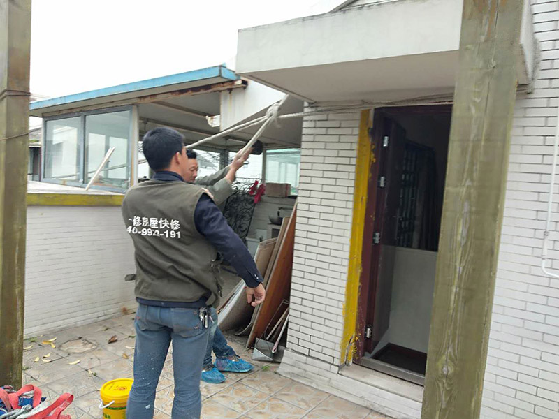空調(diào)外機(jī)PVC管防水維修：先明確什么地方漏水。如果只是接頭漏，在管材質(zhì)量合格前提下，可換接頭或在接頭處加上防漏密封膠帶、AB密封膠等;如果是管材質(zhì)量不好，應(yīng)該更換管材。還可以在漏水的地方涂上調(diào)好的AB膠，再在上面纏上一層綢帶，使綢帶上浸滿AB膠再在綢帶上面涂一層AB膠，整個(gè)過程動(dòng)作要快也可以分兩次或多次。