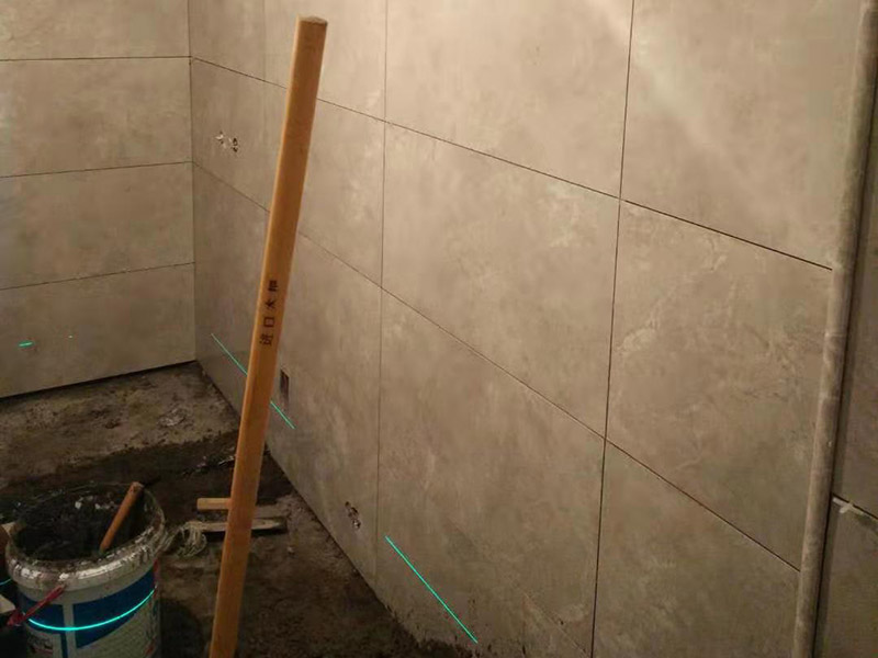 廁所貼磚維修：首先將水泥與少量建筑膠混合拌勻，做為粘貼劑。把粘貼劑用鏟刀鏟到地面刮平后將瓷磚鋪上。再用鏟刀壓實(shí),這樣自上而下或自左而右，重復(fù)這步驟，鋪好之后用白水泥漿美縫，把瓷磚間的間隙填實(shí)，等待一段時(shí)間水泥干了就好了。