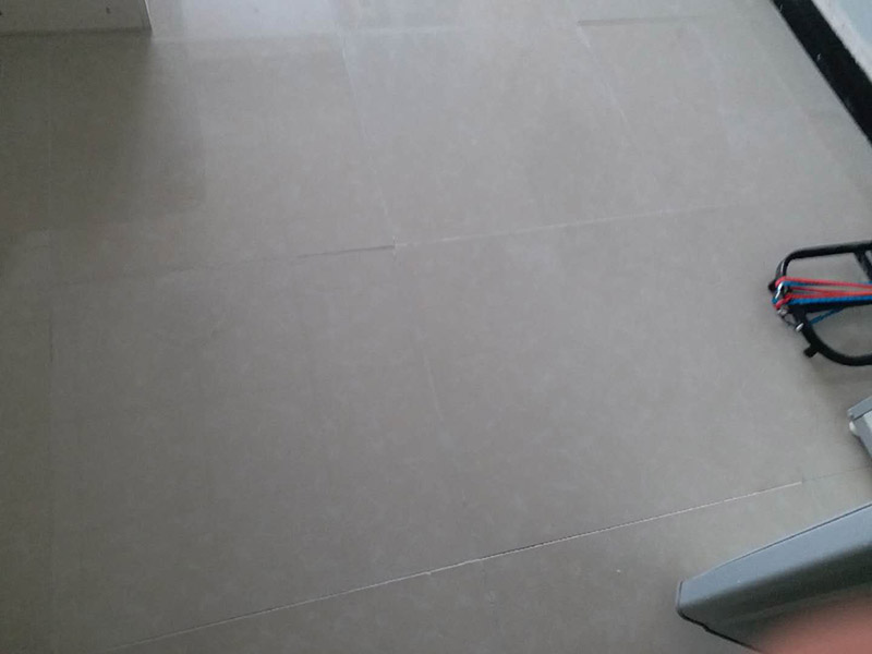 客廳地磚修補：沿瓷磚四周邊緣清除嵌縫白水泥，并用小鑿子仔細地拆除損壞瓷磚。瓷磚鑿掉后，用鋼鑿將底層水泥砂漿鑿掉，用力不得過重，否則會震碎其他完好的瓷磚。貼瓷磚前應將瓷磚浸水濕潤，晾干后在瓷磚背面薄薄地涂刮一層107膠水泥漿，然后用力加壓就位，并檢查新貼上的瓷磚是否與四周瓷磚齊平。新貼好的瓷磚的接縫仍要用白水泥漿填嵌，并清除瓷磚面上多余的水泥漿。