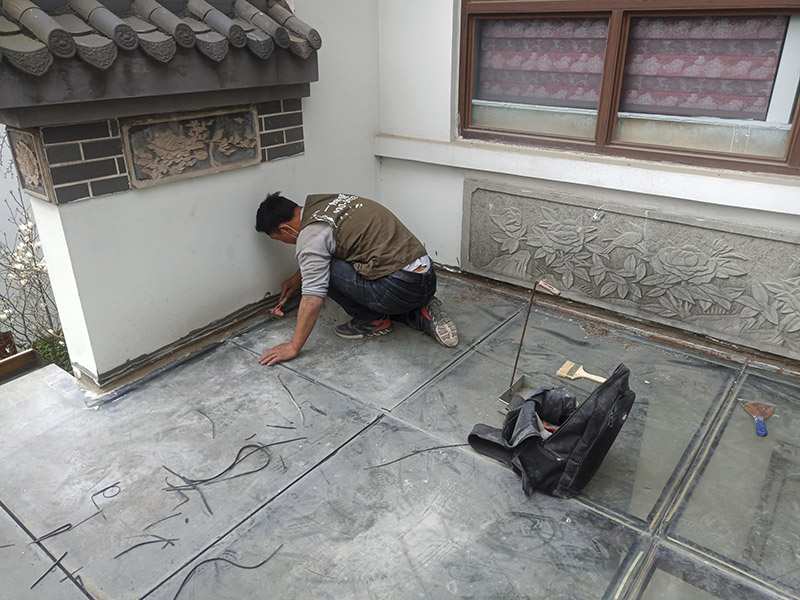 舊防水基層鏟除：1、清除空鼓，用水打濕墻面白粉層后鏟掉墻皮。裝修正式開始前，建議用切割機根據(jù)空鼓大小進行切割清除，除去日后裂縫隱患。 2、清除浮灰，用界面劑輥刷墻面。用粗毛鋼刷去除墻面浮塵，然后整個墻面用界面劑輥刷一遍，或者用界面劑拉毛處理，增強封固層和找平層之間的附著力。在界面劑的選擇上，建議使用質(zhì)量稍微好一些的“界面處理劑”，市場上一般有分為高分子乳液性界面劑、水溶性高分子界面劑、淀粉類界面劑等。