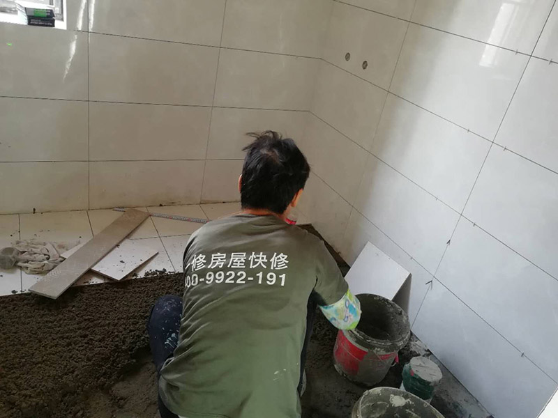 浴室墻磚地磚鋪貼：在鋪貼瓷磚前，我們要先把還沒涂抹水泥的地磚鋪在地上，并敲平，然后在地磚上涂滿水泥，鋪在地面，鋪地磚的過程中要對齊四塊磚的對角位置。   另外，在鋪貼瓷磚時也要講究鋪貼順序，在鋪地磚時應從內向外貼，有坡度或地漏的地方，要注意排水方向找坡，而墻面磚應從下往上貼，底層的瓷磚要最后貼，這樣鋪貼出來才美觀，我們鋪完地磚后還要壓地磚。