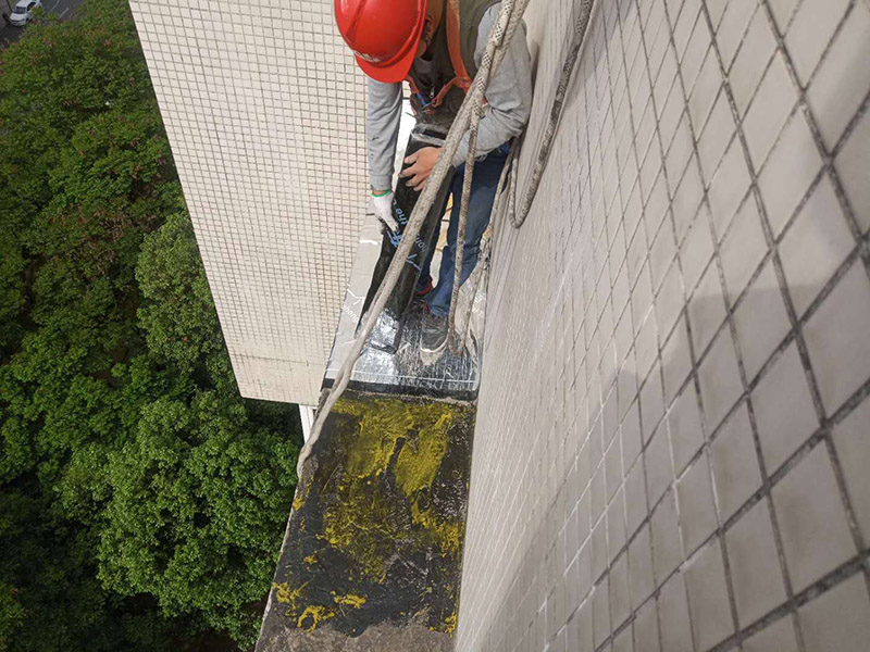 外墻露臺防水：1、找到本來的防水層，由于防水層不是顯露的，是在面層下部，有必要將面層進行悉數(shù)根除，找到本來的防水層。 2、將原防水層根除以后，找平，將本來下部保溫層里存的水進行排干，設一些排氣孔做排氣辦法，將保溫層里的水分排干。 3、如果在康復美化的情況下，咱們需求做的防水層有必要是阻根防水層，阻根防水層有改性瀝青卷材阻根防水層、還有高分子卷材阻根防水層。 4、做完防水層以后，必定要做找坡處理，不要形成屋面部分存水，通常設置水泥砂漿找平找坡，找坡的斜度不小于3％。