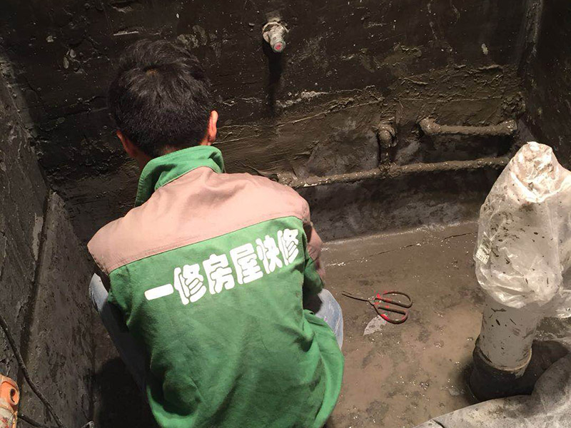 衛(wèi)生間防水施工：1、刷第一遍防水涂料，施工前確保工地干凈、干燥；2、刷第二遍防水涂料，干透后才能進行第二遍；3、在防水涂料表面鋪上保護層，覆蓋防水層；4、閉水試驗，水線不能低于2厘米；5、基層處理、清理，做找平層、二次蓄水試驗。