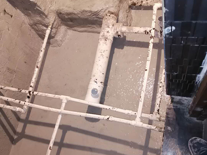 衛(wèi)生間防水施工：1、刷第一遍防水涂料，施工前確保工地干凈、干燥；2、刷第二遍防水涂料，干透后才能進行第二遍；3、在防水涂料表面鋪上保護層，覆蓋防水層；4、閉水試驗，水線不能低于2厘米；5、基層處理、清理，做找平層、二次蓄水試驗。