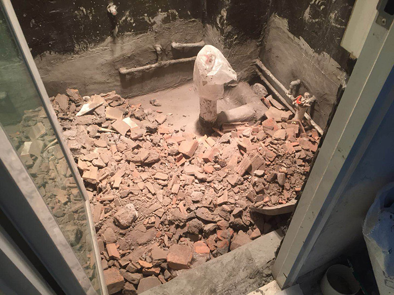 衛(wèi)生間防水施工：1、刷第一遍防水涂料，施工前確保工地干凈、干燥；2、刷第二遍防水涂料，干透后才能進行第二遍；3、在防水涂料表面鋪上保護層，覆蓋防水層；4、閉水試驗，水線不能低于2厘米；5、基層處理、清理，做找平層、二次蓄水試驗。