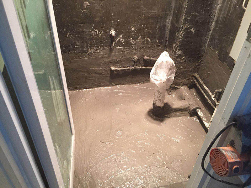 衛(wèi)生間防水施工：1、刷第一遍防水涂料，施工前確保工地干凈、干燥；2、刷第二遍防水涂料，干透后才能進行第二遍；3、在防水涂料表面鋪上保護層，覆蓋防水層；4、閉水試驗，水線不能低于2厘米；5、基層處理、清理，做找平層、二次蓄水試驗。