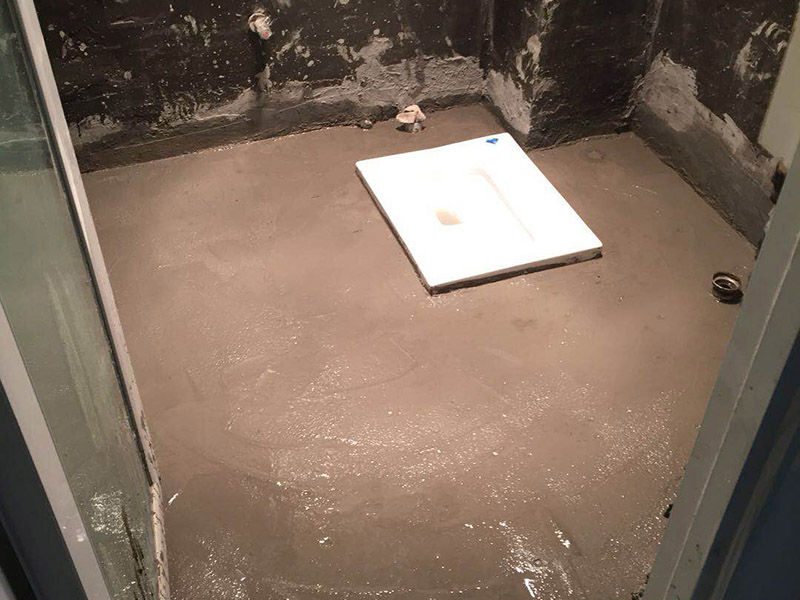 衛(wèi)生間防水施工：1、刷第一遍防水涂料，施工前確保工地干凈、干燥；2、刷第二遍防水涂料，干透后才能進行第二遍；3、在防水涂料表面鋪上保護層，覆蓋防水層；4、閉水試驗，水線不能低于2厘米；5、基層處理、清理，做找平層、二次蓄水試驗。