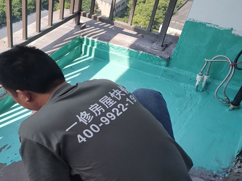 陽(yáng)臺(tái)防水施工：先用鏟刀和笤帚及工具將陽(yáng)臺(tái)基層表面的突起物、砂漿和疙瘩等鏟除并將塵土雜物清掃干凈，對(duì)陰陽(yáng)角、管根、地漏等部位應(yīng)認(rèn)真清理。 對(duì)陽(yáng)臺(tái)地漏、管根、陰陽(yáng)角等易發(fā)生漏水的部位，應(yīng)進(jìn)行特殊加強(qiáng)處理。 細(xì)部附加層：在地漏、管根、陰陽(yáng)角和出入口等易發(fā)生漏水的薄弱部位，可增加一層剛性防水，剛性防水寬度應(yīng)不小于100mm，搭接寬度應(yīng)不小于100mm。然后涂刷家裝專用防水涂料。 將配制好的防水涂料均勻涂刷在基層表面，涂刷量以0.8—1.0kg/㎡每遍為宜，直至防水合格為止，家裝防水要求一般為1.0mm左右。