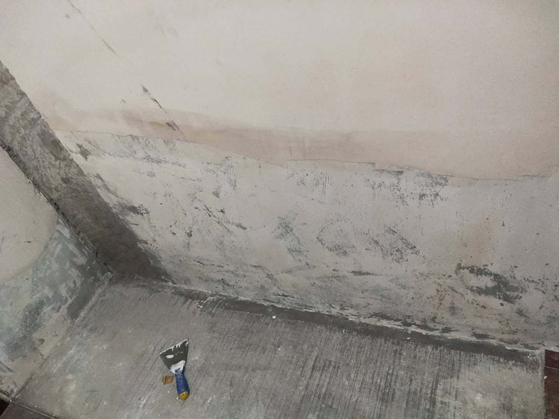 墻面局部維修翻新：墻面局部位置需要維修，墻面局部需要維修這個(gè)情況一般來(lái)說(shuō)是比較常見(jiàn)的問(wèn)題?？赡苡捎谝郧把b修時(shí)施工工藝的原因，墻面局部出現(xiàn)開(kāi)裂、脫落現(xiàn)象，或者墻面被家中小朋友亂寫亂畫(huà)，或不小心被硬物刮傷等等。這幾種問(wèn)題都是比較常見(jiàn)的墻面局部問(wèn)題，其中開(kāi)裂以及刮傷這種有明顯傷痕的問(wèn)題建議都是能夠盡快進(jìn)行維修，以免傷害到周圍其他完好墻面。 維修期間需要重新刮膩?zhàn)舆M(jìn)行修補(bǔ)找平，那么在施工時(shí)就需要等到每一層膩?zhàn)油耆赏覆拍苓M(jìn)行下一步的施工。乳膠漆在涂刷底漆與面漆時(shí)同樣需要一個(gè)自然干透的時(shí)間，這些是比較影響我們墻面乳膠漆維修時(shí)間的主要因素。