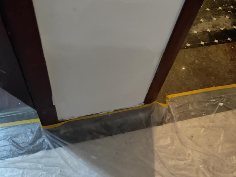 墻面局部維修翻新：墻面局部位置需要維修，墻面局部需要維修這個(gè)情況一般來(lái)說(shuō)是比較常見(jiàn)的問(wèn)題?？赡苡捎谝郧把b修時(shí)施工工藝的原因，墻面局部出現(xiàn)開(kāi)裂、脫落現(xiàn)象，或者墻面被家中小朋友亂寫亂畫(huà)，或不小心被硬物刮傷等等。這幾種問(wèn)題都是比較常見(jiàn)的墻面局部問(wèn)題，其中開(kāi)裂以及刮傷這種有明顯傷痕的問(wèn)題建議都是能夠盡快進(jìn)行維修，以免傷害到周圍其他完好墻面。 維修期間需要重新刮膩?zhàn)舆M(jìn)行修補(bǔ)找平，那么在施工時(shí)就需要等到每一層膩?zhàn)油耆赏覆拍苓M(jìn)行下一步的施工。乳膠漆在涂刷底漆與面漆時(shí)同樣需要一個(gè)自然干透的時(shí)間，這些是比較影響我們墻面乳膠漆維修時(shí)間的主要因素。