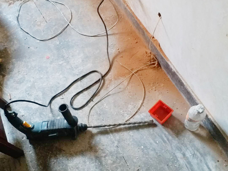 墻面電路開槽：進(jìn)行各種線路移位改造時，應(yīng)首先確定線路終端插座的位置，并在墻面標(biāo)畫出準(zhǔn)確的位置和尺寸，然后向就近的同類插座引線，引線的方法是:如果插座在墻的上部，在墻面垂直向上開槽，至墻的頂部安裝裝飾角線的安裝線內(nèi)；如果是在墻的下部，垂直向下開槽，至安裝踢腳板的底部。槽深15毫米左右，將電線導(dǎo)線裝入護(hù)線套管，臥入墻面槽內(nèi)，用水泥砂漿抹平，使之固定在墻內(nèi)。如果原插座保留，則重新安裝在原位置上，如果不保留，則應(yīng)用磚塊填堵后，用水泥砂漿抹平。沿地面的導(dǎo)線，在安裝踢腳板時，臥于踢腳板的底部內(nèi)側(cè)，沿頂角的導(dǎo)線，在安裝裝飾線時，隱蔽在裝飾角線的內(nèi)部。