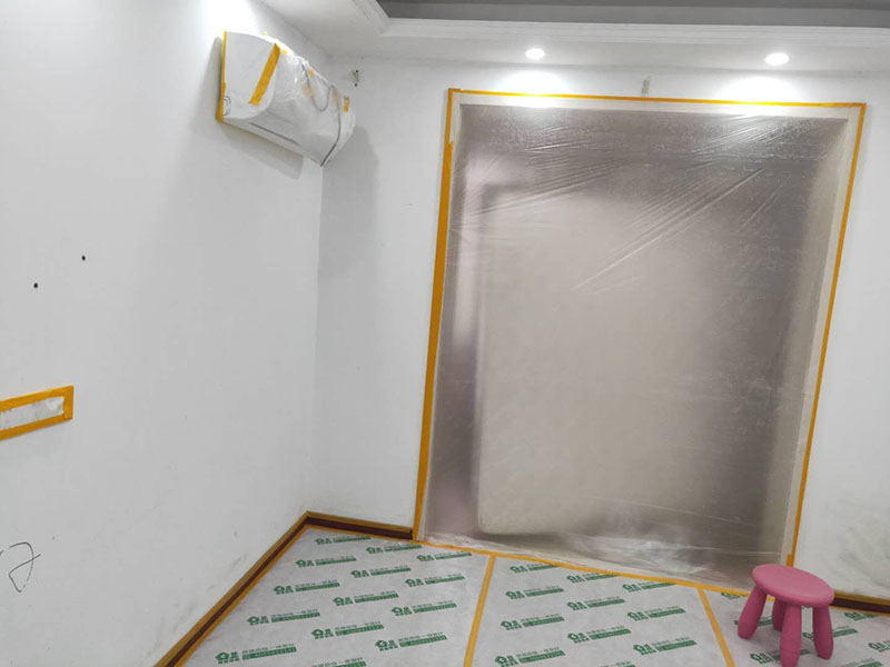 家具地面成品保護(hù)：1、墻地面瓷磚，在鋪貼未干固的情況下，不要急于勾縫，以免人為的造成瓷磚松動(dòng)、高低不平，影響施工效果。 2、地面瓷磚干固前，不要在上面走動(dòng)、堆放雜物，以免造成瓷磚松動(dòng)、高低不平。 3、地面瓷磚鋪貼完后，使用成品保護(hù)膜覆蓋磚面。 既可以防止裝修時(shí)的沙子磨傷地面，同時(shí)也能有效的防止油漆涂料等有色液體滴落磚面，造成地面污染。