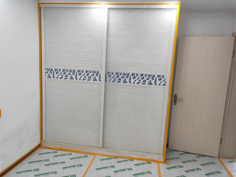 家具地面成品保護(hù)：1、墻地面瓷磚，在鋪貼未干固的情況下，不要急于勾縫，以免人為的造成瓷磚松動(dòng)、高低不平，影響施工效果。 2、地面瓷磚干固前，不要在上面走動(dòng)、堆放雜物，以免造成瓷磚松動(dòng)、高低不平。 3、地面瓷磚鋪貼完后，使用成品保護(hù)膜覆蓋磚面。 既可以防止裝修時(shí)的沙子磨傷地面，同時(shí)也能有效的防止油漆涂料等有色液體滴落磚面，造成地面污染。