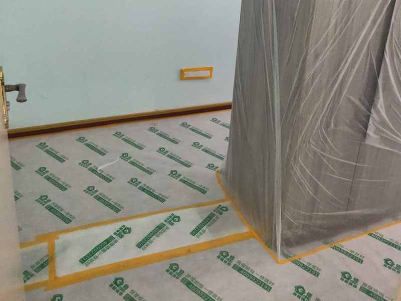 家具地面成品保護(hù)：1、墻地面瓷磚，在鋪貼未干固的情況下，不要急于勾縫，以免人為的造成瓷磚松動(dòng)、高低不平，影響施工效果。 2、地面瓷磚干固前，不要在上面走動(dòng)、堆放雜物，以免造成瓷磚松動(dòng)、高低不平。 3、地面瓷磚鋪貼完后，使用成品保護(hù)膜覆蓋磚面。 既可以防止裝修時(shí)的沙子磨傷地面，同時(shí)也能有效的防止油漆涂料等有色液體滴落磚面，造成地面污染。