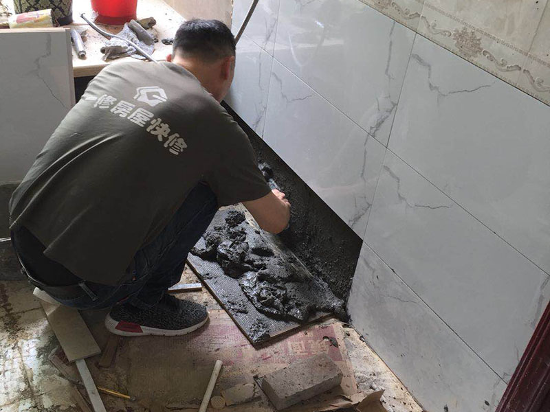 墻面瓷磚局部更換:1、先檢查需要更bai換的瓷磚周圍的瓷磚是否存在空鼓脫du層、是否有暗埋的水電暖管線，如果存在空鼓脫層，建議和開裂的瓷磚一起進(jìn)行鏟除更換，如果需要更換的瓷磚底下有暗埋的水電管管線，在砸磚的時(shí)候應(yīng)避開該區(qū)域。 2、將需要更換的瓷磚與周圍的瓷磚接縫處的填縫劑采用鏟刀或壁紙刀刮除干凈； 　　3、采用切割機(jī)沿需要更換的瓷磚的對角線進(jìn)行切割，注意不要到瓷磚的四個(gè)角（離角10公分左右），然后用錘子從瓷磚的中間砸開，然后用錘子和撬杠逐步從瓷磚的中心部位往四周敲砸瓷磚，直至需要更換的瓷磚全部取下。切割及砸磚的時(shí)，需要注意好力度，防止過猛對其他的部位造成損傷。 　　4、將基層部位松動(dòng)的水泥砂漿渣土清理干凈，如屬于有防水要求的墻面，對該部位涂刷堵漏靈，然后再進(jìn)行瓷磚的補(bǔ)貼工作。