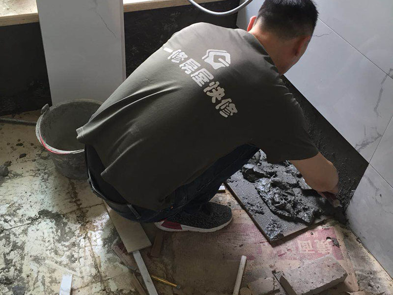 墻面瓷磚局部更換:1、先檢查需要更bai換的瓷磚周圍的瓷磚是否存在空鼓脫du層、是否有暗埋的水電暖管線，如果存在空鼓脫層，建議和開裂的瓷磚一起進(jìn)行鏟除更換，如果需要更換的瓷磚底下有暗埋的水電管管線，在砸磚的時(shí)候應(yīng)避開該區(qū)域。 2、將需要更換的瓷磚與周圍的瓷磚接縫處的填縫劑采用鏟刀或壁紙刀刮除干凈； 　　3、采用切割機(jī)沿需要更換的瓷磚的對角線進(jìn)行切割，注意不要到瓷磚的四個(gè)角（離角10公分左右），然后用錘子從瓷磚的中間砸開，然后用錘子和撬杠逐步從瓷磚的中心部位往四周敲砸瓷磚，直至需要更換的瓷磚全部取下。切割及砸磚的時(shí)，需要注意好力度，防止過猛對其他的部位造成損傷。 　　4、將基層部位松動(dòng)的水泥砂漿渣土清理干凈，如屬于有防水要求的墻面，對該部位涂刷堵漏靈，然后再進(jìn)行瓷磚的補(bǔ)貼工作。