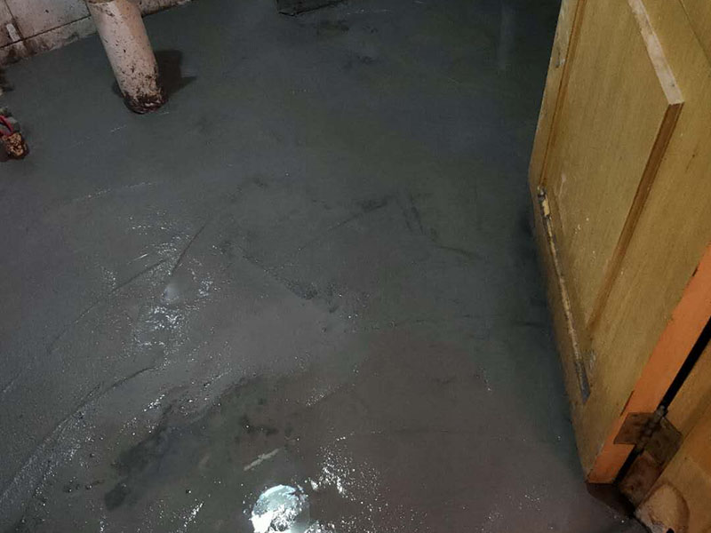 衛(wèi)生間防水找平：在進行防水處理之前，一定先找平地面du。找平層施工方法：基面有空隙、裂縫、不平等缺陷的，用水泥砂漿修補抹平。使基面必須堅固、平整、干凈、無灰塵、油膩、蠟、脫模劑等以及其他碎屑物質(zhì)。找平層干燥后方可進行防水層施工，施工期間應(yīng)防火、防水。防水層完成后，要進行成品保護，不得上人走動。