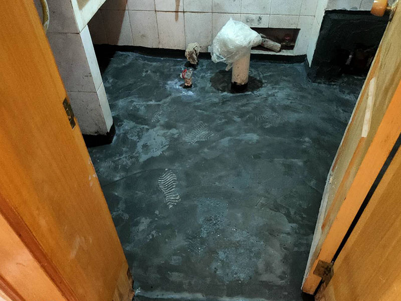 衛(wèi)生間防水找平：在進行防水處理之前，一定先找平地面du。找平層施工方法：基面有空隙、裂縫、不平等缺陷的，用水泥砂漿修補抹平。使基面必須堅固、平整、干凈、無灰塵、油膩、蠟、脫模劑等以及其他碎屑物質(zhì)。找平層干燥后方可進行防水層施工，施工期間應(yīng)防火、防水。防水層完成后，要進行成品保護，不得上人走動。
