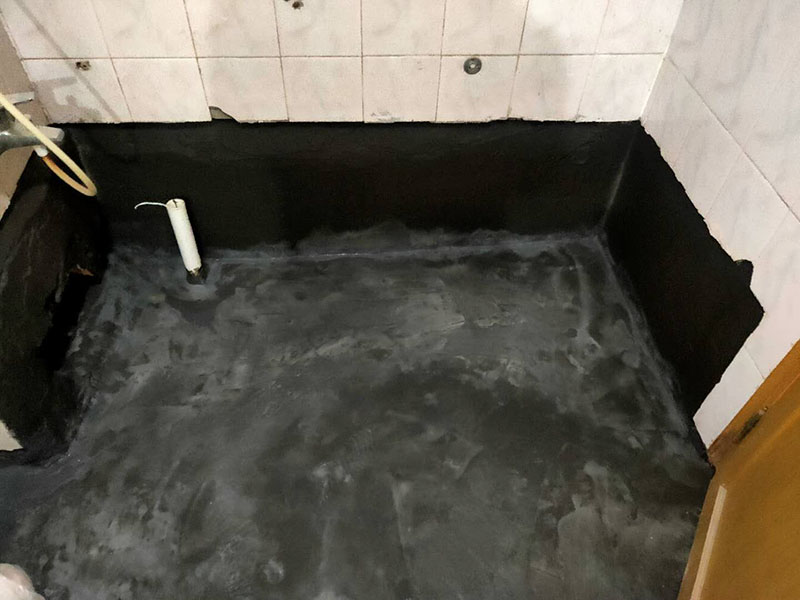 衛(wèi)生間防水找平：在進行防水處理之前，一定先找平地面du。找平層施工方法：基面有空隙、裂縫、不平等缺陷的，用水泥砂漿修補抹平。使基面必須堅固、平整、干凈、無灰塵、油膩、蠟、脫模劑等以及其他碎屑物質(zhì)。找平層干燥后方可進行防水層施工，施工期間應(yīng)防火、防水。防水層完成后，要進行成品保護，不得上人走動。