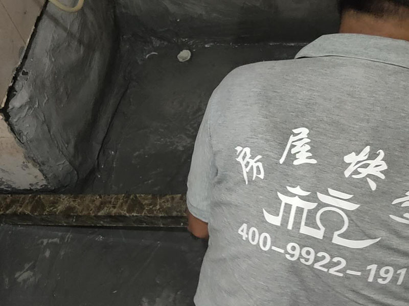 廁所貼磚維修：最重要的地方就是基層找平。其實(shí)不管怎么貼，墻面找平都是少不了的。畢竟不平的墻面，會(huì)影響后續(xù)的施工，而且鋪設(shè)好的瓷磚在使用一段時(shí)間過后，出現(xiàn)開裂的情況。在找平的時(shí)候，有突起的部分，要進(jìn)行打磨一直到平整為止。如有裂縫、孔洞還可以進(jìn)行修補(bǔ)。 在墻面修補(bǔ)平整之后，就可以開始粘貼瓷磚了。但是在施工前，一定要做好輔助線。不管是墻面還是地面的施工，都要打好輔助線，才能進(jìn)行瓷磚的鋪設(shè)。尤其是對(duì)于沒有經(jīng)驗(yàn)的新手，有輔助線作為參考，會(huì)鋪設(shè)的更為垂直、更為平整，鋪設(shè)的效果，會(huì)大大的增加哦！ 可以開始鋪設(shè)瓷磚了，但是要注意鋪設(shè)的平整。如果是墻面的鋪設(shè)，那么就要從下往上施工，在瓷磚的背面，抹上攪拌好的泥漿，粘貼在墻面上，然后用膠錘或者鏟柄敲打，這樣會(huì)粘合的更牢靠一些。只要按照第一塊往上排即可，但是要注意參考輔助線，不要出現(xiàn)扭曲的情況。