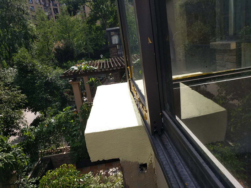窗戶外墻防水：首先在對(duì)防水墻處理的時(shí)候一定要對(duì)墻體進(jìn)行檢查，看一看墻體有什么裂縫，或者不均勻的地方，這些地方需要處理過(guò)后才能對(duì)墻體進(jìn)行防水處理。嚴(yán)禁在墻面上留下空，裂縫，凹凸不平等問(wèn)題，而且在外部進(jìn)入室內(nèi)的管子穿過(guò)墻體的也要做好密封性。這樣的墻才能做防水處理，不然的話效果會(huì)大打折扣。 ⑴砂漿應(yīng)嚴(yán)格按配比進(jìn)行，嚴(yán)格計(jì)量，控制水灰比，嚴(yán)禁施工過(guò)程中隨意摻水； ⑵對(duì)抹灰砂漿應(yīng)分層抹灰，尤其是高層建筑，局部外墻抹灰較厚，這就需要進(jìn)行分層批灰，每層抹灰厚度不應(yīng)超過(guò)2㎝，如厚度過(guò)大，在分層處應(yīng)設(shè)鋼絲網(wǎng)； ⑶批灰砂漿可用聚合物防水砂漿； ⑷外墻抹灰腳手架拉接筋等，應(yīng)切割后，喇叭口抹實(shí)壓平，定漿后，可用鐵抹子切成反搓，然后再刷一道素水泥漿。