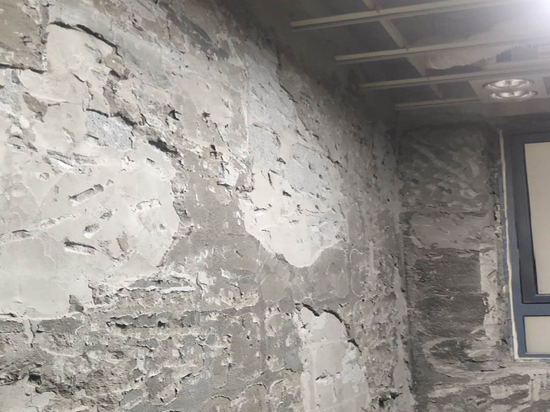 廁所防水貼磚：衛(wèi)生間的防水工作流程，都是在地面用水泥砂漿找平一次，等它干透后再做防水。一般的防水施工要做2到3遍，而且防水的順序也是有講究的，比如，要先做完墻面防水再貼墻磚，其次才可以做地面防水，再貼地磚。因為地面經(jīng)常會踩來踩去，地面防水如果先做了會很容易踩壞。 一般情況下，在2到3遍的防水層全部做好后，會有5到7天的固化期，所以自然的，貼瓷磚肯定是要等到這之后才能做，所以做完防水就立馬貼瓷磚，就大錯特錯了。但事無絕對，固化期到了，我們也需要重新測試防水做的好不好，漏不漏水，這就需要再加水測試24小時后看看家里地面水位是否下降，或者看看樓下鄰居的衛(wèi)生間有沒有漏水的痕跡。