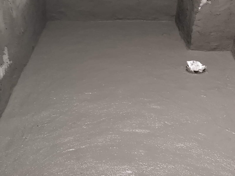 廁所防水貼磚：衛(wèi)生間的防水工作流程，都是在地面用水泥砂漿找平一次，等它干透后再做防水。一般的防水施工要做2到3遍，而且防水的順序也是有講究的，比如，要先做完墻面防水再貼墻磚，其次才可以做地面防水，再貼地磚。因為地面經(jīng)常會踩來踩去，地面防水如果先做了會很容易踩壞。 一般情況下，在2到3遍的防水層全部做好后，會有5到7天的固化期，所以自然的，貼瓷磚肯定是要等到這之后才能做，所以做完防水就立馬貼瓷磚，就大錯特錯了。但事無絕對，固化期到了，我們也需要重新測試防水做的好不好，漏不漏水，這就需要再加水測試24小時后看看家里地面水位是否下降，或者看看樓下鄰居的衛(wèi)生間有沒有漏水的痕跡。
