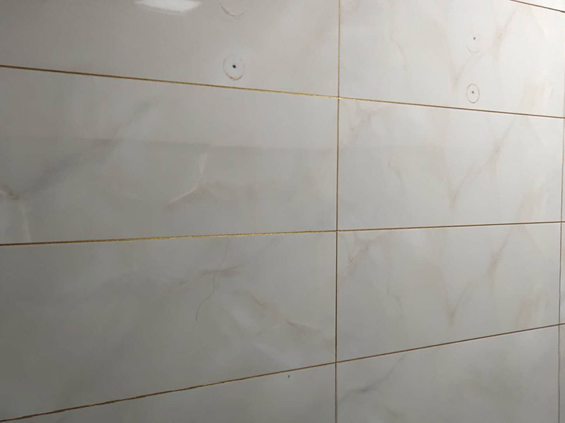 廁所防水貼磚：衛(wèi)生間的防水工作流程，都是在地面用水泥砂漿找平一次，等它干透后再做防水。一般的防水施工要做2到3遍，而且防水的順序也是有講究的，比如，要先做完墻面防水再貼墻磚，其次才可以做地面防水，再貼地磚。因為地面經(jīng)常會踩來踩去，地面防水如果先做了會很容易踩壞。 一般情況下，在2到3遍的防水層全部做好后，會有5到7天的固化期，所以自然的，貼瓷磚肯定是要等到這之后才能做，所以做完防水就立馬貼瓷磚，就大錯特錯了。但事無絕對，固化期到了，我們也需要重新測試防水做的好不好，漏不漏水，這就需要再加水測試24小時后看看家里地面水位是否下降，或者看看樓下鄰居的衛(wèi)生間有沒有漏水的痕跡。