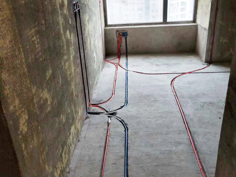 全屋電路布線：首先要根據(jù)電路的用途進(jìn)行電路定位。比如，開(kāi)關(guān)、插座、燈等根據(jù)要求進(jìn)行定位。定位完成后，根據(jù)定位和電路走向，開(kāi)布線槽。線路槽很有講究，要橫平豎直。不過(guò)，規(guī)范的做法是盡量少開(kāi)橫槽，會(huì)影響墻的承受力。開(kāi)槽深度應(yīng)一致，一般為PVC管直徑+10mm，要求槽線筆直。 線管有冷彎管和PVC管兩種，最好用315重型PVC管，冷彎管可以彎曲而不斷裂，是布線的最好選擇，因?yàn)樗霓D(zhuǎn)角是有弧度的，線可以隨時(shí)更換，而不用開(kāi)墻。冷彎管要用彎管工具，弧度應(yīng)該是線管直徑的6倍，先排管，后用鋼絲穿過(guò)，便于以后線路升級(jí)、維修。