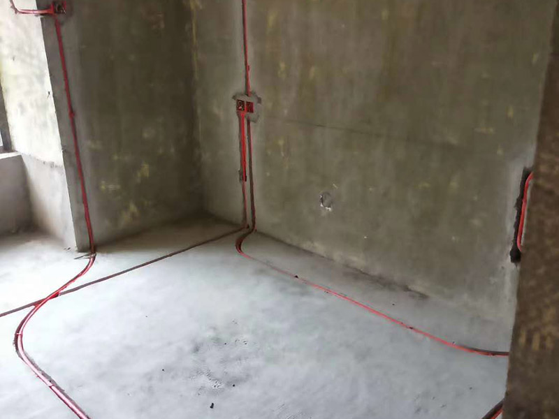 全屋電路布線：首先要根據(jù)電路的用途進(jìn)行電路定位。比如，開(kāi)關(guān)、插座、燈等根據(jù)要求進(jìn)行定位。定位完成后，根據(jù)定位和電路走向，開(kāi)布線槽。線路槽很有講究，要橫平豎直。不過(guò)，規(guī)范的做法是盡量少開(kāi)橫槽，會(huì)影響墻的承受力。開(kāi)槽深度應(yīng)一致，一般為PVC管直徑+10mm，要求槽線筆直。 線管有冷彎管和PVC管兩種，最好用315重型PVC管，冷彎管可以彎曲而不斷裂，是布線的最好選擇，因?yàn)樗霓D(zhuǎn)角是有弧度的，線可以隨時(shí)更換，而不用開(kāi)墻。冷彎管要用彎管工具，弧度應(yīng)該是線管直徑的6倍，先排管，后用鋼絲穿過(guò)，便于以后線路升級(jí)、維修。