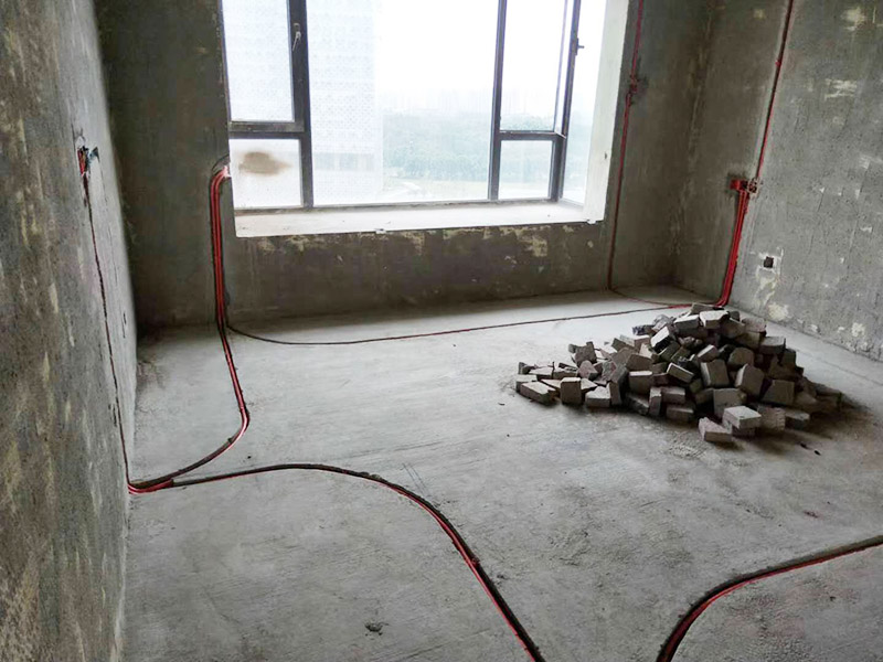 全屋電路布線：首先要根據(jù)電路的用途進(jìn)行電路定位。比如，開(kāi)關(guān)、插座、燈等根據(jù)要求進(jìn)行定位。定位完成后，根據(jù)定位和電路走向，開(kāi)布線槽。線路槽很有講究，要橫平豎直。不過(guò)，規(guī)范的做法是盡量少開(kāi)橫槽，會(huì)影響墻的承受力。開(kāi)槽深度應(yīng)一致，一般為PVC管直徑+10mm，要求槽線筆直。 線管有冷彎管和PVC管兩種，最好用315重型PVC管，冷彎管可以彎曲而不斷裂，是布線的最好選擇，因?yàn)樗霓D(zhuǎn)角是有弧度的，線可以隨時(shí)更換，而不用開(kāi)墻。冷彎管要用彎管工具，弧度應(yīng)該是線管直徑的6倍，先排管，后用鋼絲穿過(guò)，便于以后線路升級(jí)、維修。