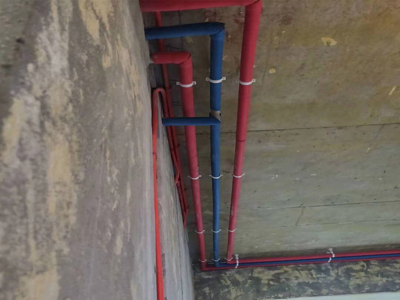 全屋電路布線：首先要根據(jù)電路的用途進(jìn)行電路定位。比如，開(kāi)關(guān)、插座、燈等根據(jù)要求進(jìn)行定位。定位完成后，根據(jù)定位和電路走向，開(kāi)布線槽。線路槽很有講究，要橫平豎直。不過(guò)，規(guī)范的做法是盡量少開(kāi)橫槽，會(huì)影響墻的承受力。開(kāi)槽深度應(yīng)一致，一般為PVC管直徑+10mm，要求槽線筆直。 線管有冷彎管和PVC管兩種，最好用315重型PVC管，冷彎管可以彎曲而不斷裂，是布線的最好選擇，因?yàn)樗霓D(zhuǎn)角是有弧度的，線可以隨時(shí)更換，而不用開(kāi)墻。冷彎管要用彎管工具，弧度應(yīng)該是線管直徑的6倍，先排管，后用鋼絲穿過(guò)，便于以后線路升級(jí)、維修。