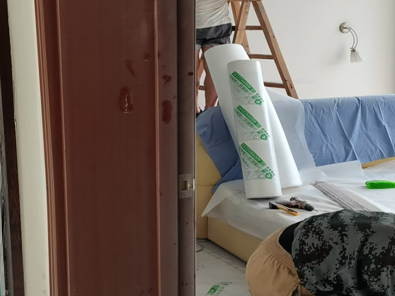 家具保護(hù)措施：1、做好入戶門保護(hù) 　　各類裝修物料的進(jìn)場、建筑裝修的清理都必須經(jīng)過入戶門。在對物品進(jìn)行搬運時，難免會與入戶門發(fā)生磕碰及摩擦。因此，在進(jìn)行成品保護(hù)時，我們首先要做好入戶門的保護(hù)。 　　建議，在裝修開工前知道家具家電進(jìn)場，都應(yīng)當(dāng)使用成品保護(hù)膜將入戶門進(jìn)行包裹。 　　2、做好水電改造期間的成品保護(hù) 　　水電改造是基礎(chǔ)裝修，水電裝修的質(zhì)量好壞，直接決定著后期的施工和使用。因此，在進(jìn)行水電改造時，同樣需要做好成品保護(hù)工作。水電改造完成后，應(yīng)當(dāng)對各種管線進(jìn)行規(guī)范的固定，以防脫落;對裸露的線頭要進(jìn)行包裹，以防發(fā)生觸電的危險;做好地面裸線管的固定和保護(hù)，防止被踩壞。同時，在搬運物料時，也不要破壞地面鋪設(shè)的管線。 　　3、做好瓷磚、地板的鋪貼保護(hù) 　　進(jìn)行裝修施工時，磁環(huán)邊鋪邊勾縫，在崗鋪設(shè)的瓷磚、地板上堆放雜物、走動踩踏，地板沒有使用成品保護(hù)膜覆蓋等都會影響瓷磚及地板的鋪貼效果，使瓷磚出現(xiàn)施工質(zhì)量問題。