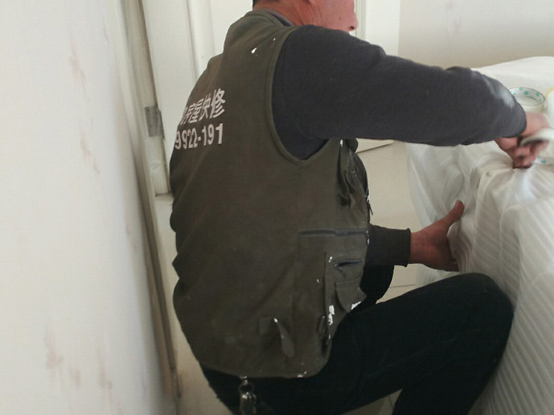 全屋家具保護案例：房屋整體裝修完成后再將家具進行定制安裝，所以在安裝過程中可能會對已經(jīng)裝修好的工程造成些許損壞，這個時候就需要注意對家中的地面、墻面、門窗等進行保護，以免造成不要的損壞。水管電線是在房屋裝修時就已經(jīng)改造好了，在定制家具的安裝過程中要注意盡量不要改動墻面的水管電線，因為如果改造不好就會造成家里用水用電不便，甚至可能會引起事故。