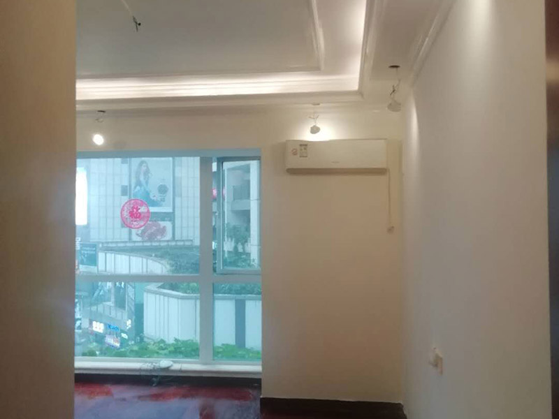 全屋裝修完成效果：老房裝修翻新不能隨便的去拆墻體，很多人覺得只有承重墻才不能隨便拆改，其實(shí)非承重墻也不可以隨便拆改，雖然是次要的承重，但是它也能起到支撐作用，所以要視情況而定，能不拆的盡量不要去拆。墻紙墻布鋪貼前，必須檢查墻面要干凈平整，墻體、墻皮表面無空鼓或松動(dòng)脫落。如果有墻面8大問題，修復(fù)處理好墻體基底層?；さ雀赏?，時(shí)間為2小時(shí)-4小時(shí)。再一面墻陰角處開始滾刷糯米膠，滾刷好一面墻（上下粉刷均勻）后才開始貼墻布。墻紙墻布沿墻面放置，無縫接縫的必須上高度和墻面高度一致，對花拼接的墻紙墻布考慮好花樣、紋理的方向。