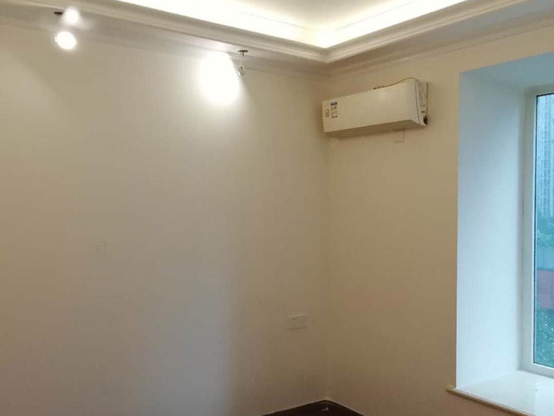 全屋裝修完成效果：老房裝修翻新不能隨便的去拆墻體，很多人覺得只有承重墻才不能隨便拆改，其實(shí)非承重墻也不可以隨便拆改，雖然是次要的承重，但是它也能起到支撐作用，所以要視情況而定，能不拆的盡量不要去拆。墻紙墻布鋪貼前，必須檢查墻面要干凈平整，墻體、墻皮表面無空鼓或松動(dòng)脫落。如果有墻面8大問題，修復(fù)處理好墻體基底層?；さ雀赏福瑫r(shí)間為2小時(shí)-4小時(shí)。再一面墻陰角處開始滾刷糯米膠，滾刷好一面墻（上下粉刷均勻）后才開始貼墻布。墻紙墻布沿墻面放置，無縫接縫的必須上高度和墻面高度一致，對花拼接的墻紙墻布考慮好花樣、紋理的方向。