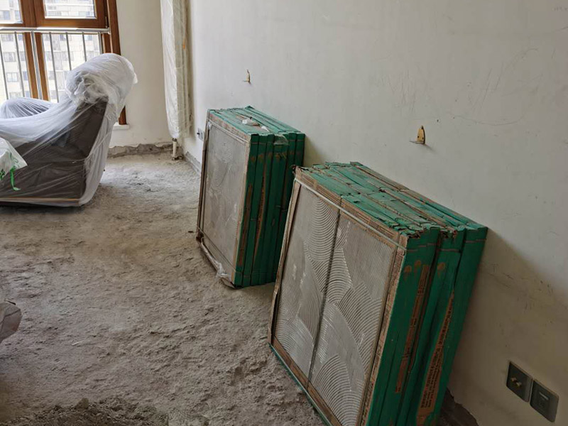 客廳瓷磚鋪貼:鋪貼前，先將所鋪平面表面的塵土、雜物等徹底清掃干凈，平面不能有空鼓、開裂和起砂等現(xiàn)象，如果存在這些現(xiàn)象，要先進行修復(fù)處理，在鋪設(shè)瓷磚。鋪設(shè)地磚施工前，要先在地面彈出十字線，從而控制地磚分隔尺寸。然后要選用1:3干硬性水泥砂漿，砂漿的厚度要在25mm左右。把瓷磚按照要求放在水泥砂漿上，用橡皮錘輕輕敲擊瓷磚的表面，直至瓷磚鋪貼平整。鋪貼完瓷磚后，要進行勾縫處理，先清理干凈瓷磚縫隙里的雜質(zhì)，再用專用填縫劑進行勾縫處理。