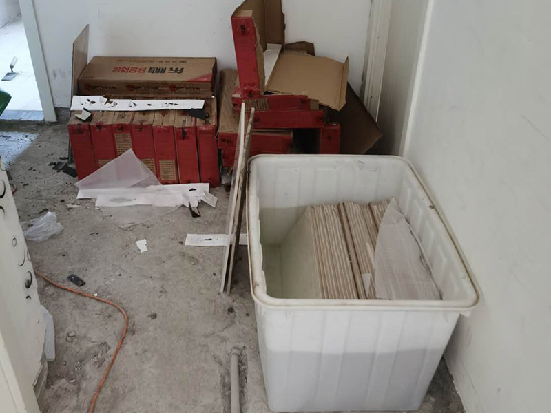 客廳瓷磚鋪貼:鋪貼前，先將所鋪平面表面的塵土、雜物等徹底清掃干凈，平面不能有空鼓、開裂和起砂等現(xiàn)象，如果存在這些現(xiàn)象，要先進行修復(fù)處理，在鋪設(shè)瓷磚。鋪設(shè)地磚施工前，要先在地面彈出十字線，從而控制地磚分隔尺寸。然后要選用1:3干硬性水泥砂漿，砂漿的厚度要在25mm左右。把瓷磚按照要求放在水泥砂漿上，用橡皮錘輕輕敲擊瓷磚的表面，直至瓷磚鋪貼平整。鋪貼完瓷磚后，要進行勾縫處理，先清理干凈瓷磚縫隙里的雜質(zhì)，再用專用填縫劑進行勾縫處理。