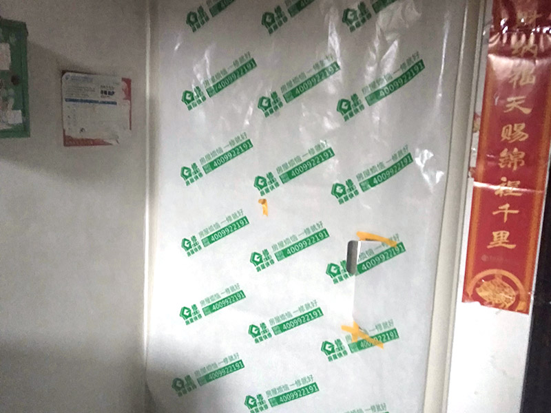 墻面翻新前保護(hù)措施：地面瓷磚鋪貼后，用壁紙刀將所有地磚縫隙清理干凈，并保證縫隙深度達(dá)到20mm以上。鋪貼完一個(gè)自然間后將瓷磚表面清理干凈，用復(fù)合保護(hù)膜進(jìn)行保護(hù)。保護(hù)膜鋪貼平整、干凈整潔，用透明膠帶固定保護(hù)膜的邊緣和膜與膜之間接縫的部位。入戶門扇用公司統(tǒng)一的門貼進(jìn)行全面包裹保護(hù)，用透明膠帶將保護(hù)膜粘貼牢固平整。用標(biāo)準(zhǔn)保護(hù)膜將門框三面保護(hù)完整并固定牢固。工程完工后拆除保護(hù)膜時(shí)如果有粘貼時(shí)的膠痕，應(yīng)用酒精或?qū)Ｓ玫那逦蹌┣宄z痕。