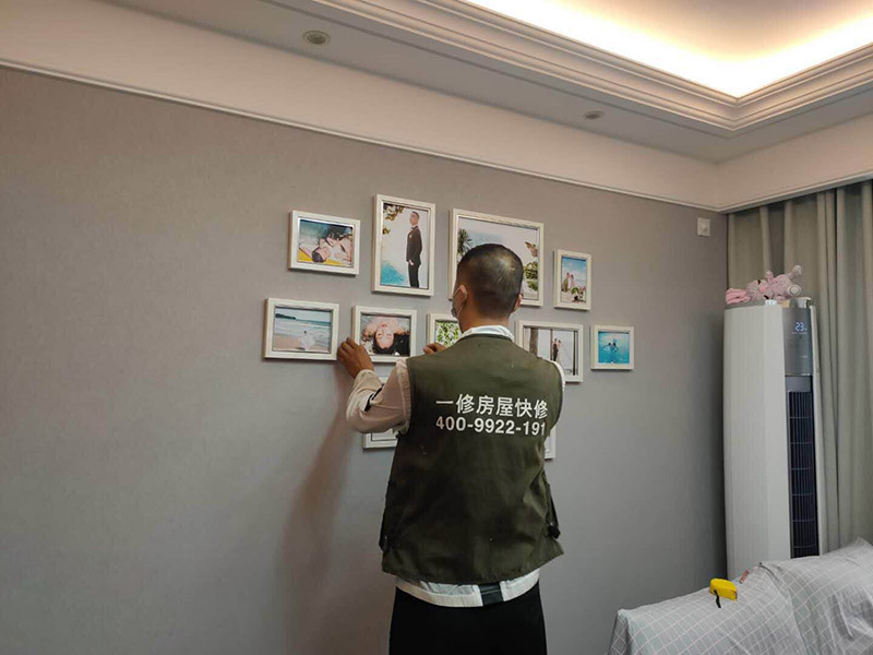 掛畫安裝方案：1、釘子固定；這是最簡(jiǎn)單的一種安裝方法，但是會(huì)對(duì)墻面造成一定的破壞，使用這種方法之前，一定要考慮好確定的位置，不要輕易改動(dòng)。 2、掛鉤固定；用專門掛畫用的掛鉤，不同的規(guī)格分別承受不同的重量，最大可承受20斤。掛鉤上有非常堅(jiān)硬細(xì)小的鋼針，適合堅(jiān)硬的墻面，不會(huì)把墻釘出裂痕，同時(shí)方便更換畫，不會(huì)影響整體的美觀。 3、直接擺放；將畫擺放在墻前，適合比較大的畫，在墻上設(shè)置擱板，擱板上可以放畫和裝飾品，或者在柜子上放置畫也是不錯(cuò)的選擇。 4、吊放；從頂面上垂下吊線或有裝飾性的繩、鏈等，將畫吊起，同時(shí)吊一幅或多幅均可，也可以用釘釘在天花板腳線，然后用魚絲按自己要求的高度把畫掛上去。