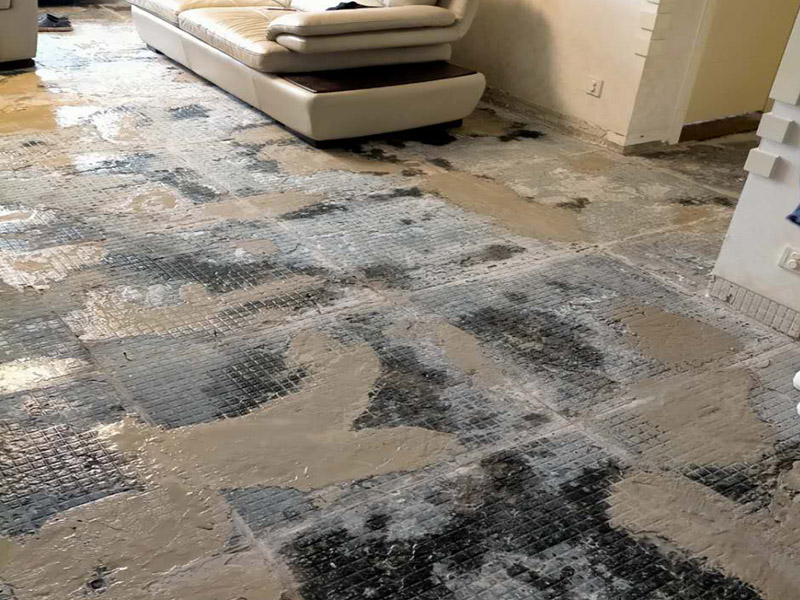全屋地磚拆除裝修：就要先從撬開大門口的那塊地磚開始，因為那塊磚是有一邊露在外面的，比較容易撬開。再用扁的鑿子一片片的往里撬，如果水泥砂漿做得不是特別牢的話，可以用錘子把扁鑿敲進(jìn)地磚和水泥地面中間的縫隙里的，那樣就能把地磚整塊的撬起來。如果是地面的中間某一塊瓷磚想換掉就用錘子從正面敲碎地磚，然后將碎渣清理出來。