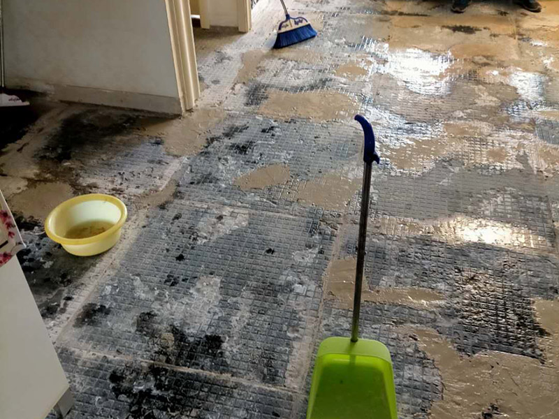 全屋地磚拆除裝修：就要先從撬開大門口的那塊地磚開始，因為那塊磚是有一邊露在外面的，比較容易撬開。再用扁的鑿子一片片的往里撬，如果水泥砂漿做得不是特別牢的話，可以用錘子把扁鑿敲進(jìn)地磚和水泥地面中間的縫隙里的，那樣就能把地磚整塊的撬起來。如果是地面的中間某一塊瓷磚想換掉就用錘子從正面敲碎地磚，然后將碎渣清理出來。