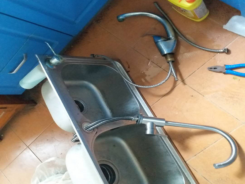 廚房水槽安裝維修：水龍頭裝在水槽上，這個很容易，只是要把螺絲擰緊就成，重要的就是水龍頭的橡膠墊圈要放好，可以防滲水、漏水。水槽底下的下水管給裝上，然后密封。把水槽放到臺面上粘好，連接角閥，接上水管。可以先測試一下水，然后在水槽里放滿水壓個24小時，讓邊粘得更牢固一些，沒問題就可以封上玻璃膠，臺上盆安裝會更簡單，如果是臺下盆的話更會難。