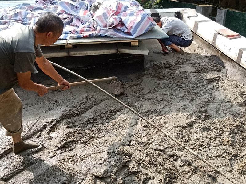 屋頂水泥找平案例：清掃鏟除基層板面的灰疙瘩;沖洗掃刷干凈；拉坡度排水線，做好標(biāo)準(zhǔn)坍餅，按規(guī)定立好分格(分隔縫木條必須浸濕，也可用塑料條)。在板面刷1：4：10的107膠：水：水泥的水泥漿一度。嚴(yán)格按規(guī)定配合比計(jì)量攪拌砂漿，砂漿要隨拌隨用，拌好的砂漿必須在3h內(nèi)用完。施工順序：有高低層的要先粉高層后粉低層，在同一平面要先粉遠(yuǎn)的，后粉近的。，一個分倉內(nèi)的砂漿要一次鋪?zhàn)悖粶?zhǔn)留施工縫，用長括尺刮平拍實(shí)，收水后壓實(shí)抹平。分二次抹壓，表面無凹凸不平的溝縫、洼坑、麻面和剝離，要保持分格縫周邊的平整。隔12h后充分濕養(yǎng)護(hù)，養(yǎng)護(hù)一般不小于7d，冬期要做好保暖防凍工作，最好在終凝時噴灑養(yǎng)護(hù)液。